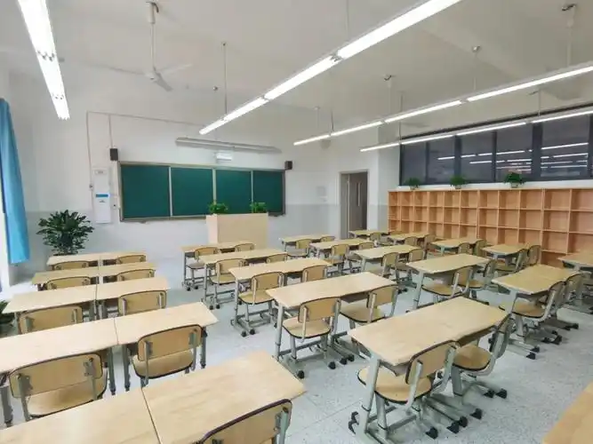 音乐教室◎ 科学教室学校还有200米标准环形跑道塑草足球场,室内体育