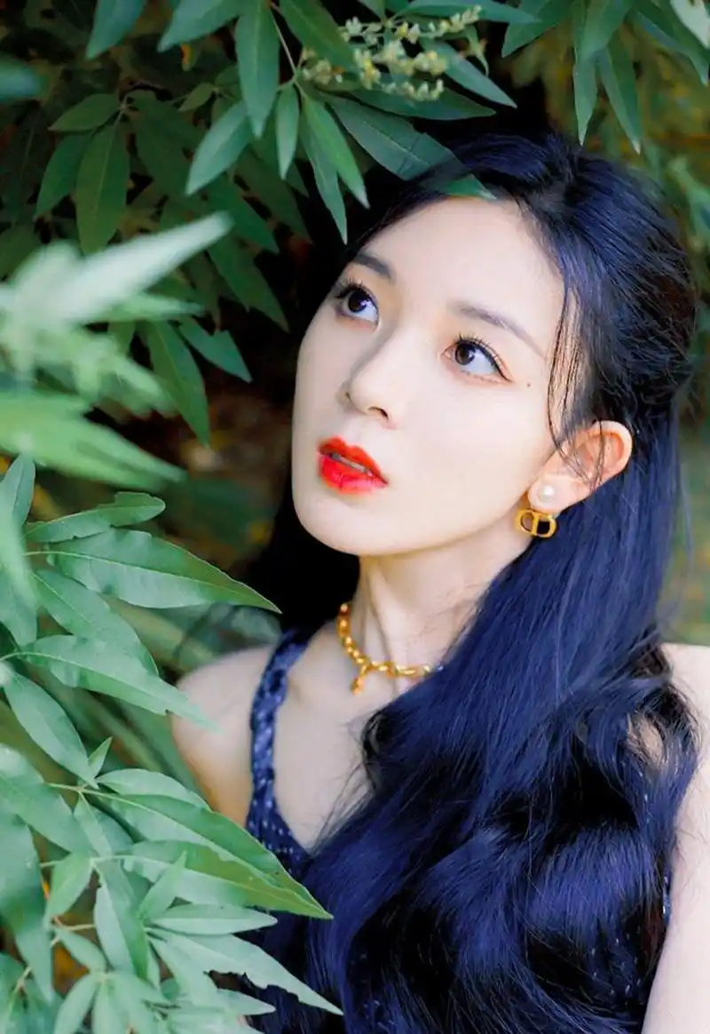 陈瑶穿上时装后更加性感撩人,完美地展现了她那凹凸有致的好身材.