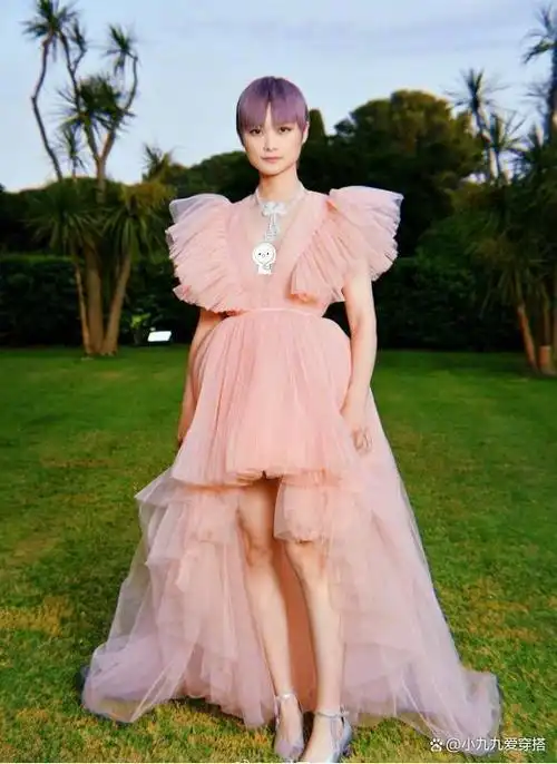 李宇春穿粉色晚礼裙,没想到效果惊艳了,你与美就差一件裙子