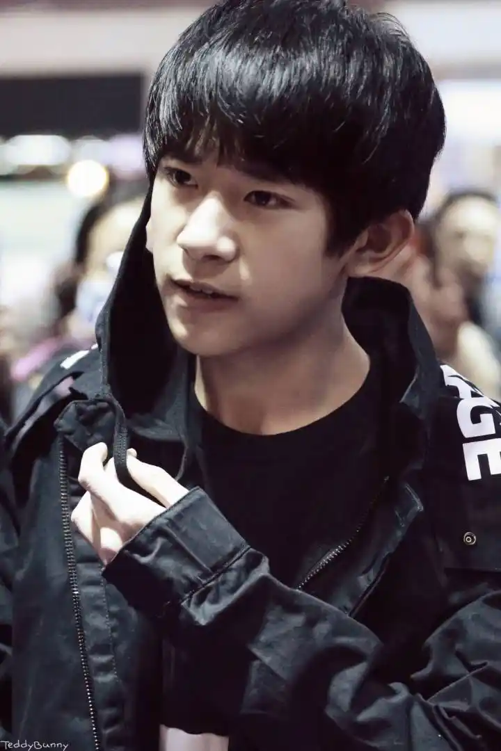 来看看易烊千玺出道这些年的变化,"人果然是会越长越帅的!