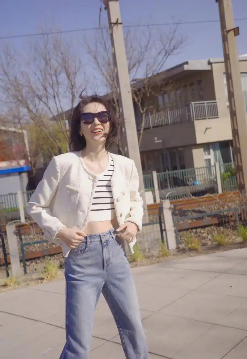明星# #童瑶#  童瑶条纹上衣 白色小香风外套搭配蓝色牛仔裤,清擞有