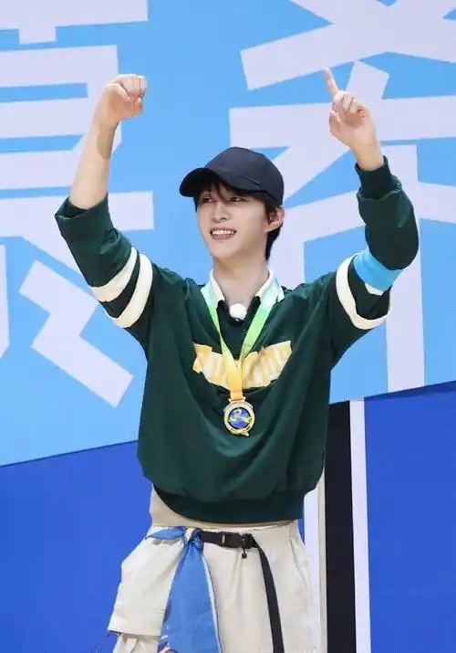 范丞丞在马天宇面前唱《该死的温柔》,在晓明哥面前喊"闹太套",在杨幂