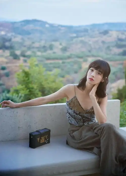 组图:宋茜齐刘海锁骨发造型优雅大方 着深v吊带魅力十足