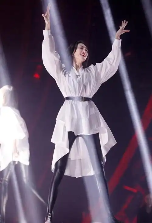 王鸥浪姐2舞台好炸皮裤裹身配红唇卷发舞台上转圈好妖娆