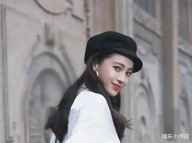 那么快50岁的她如今也是被拍到了抽烟,不过那英自己表示,她的烟瘾很重