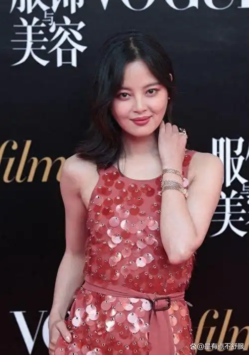 在这篇文章中,我将深入探讨两位备受瞩目的女演员,35岁的倪妮和37岁的