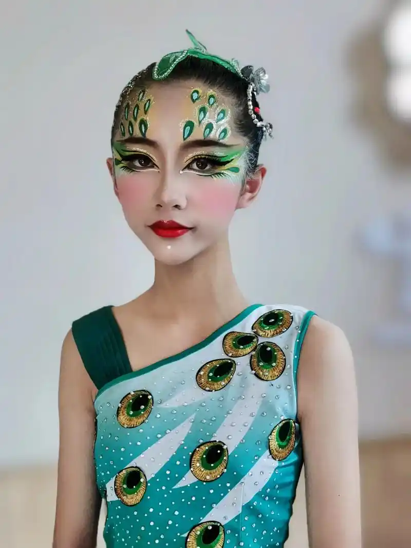 儿童舞台妆|傣族孔雀舞妆容.小姑凉再次比赛表演,继上次妆造后 - 抖音