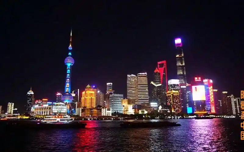 能来上海看一下外滩夜景.再也没有遗憾了.这夜景值得带大家看