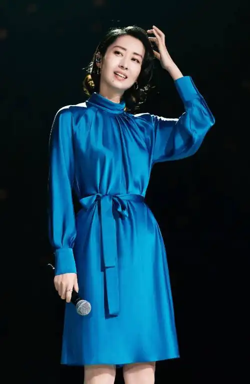 刘敏涛这是喝醉了上台吗?穿大红裙表演节目,脚上"高跟鞋"亮了