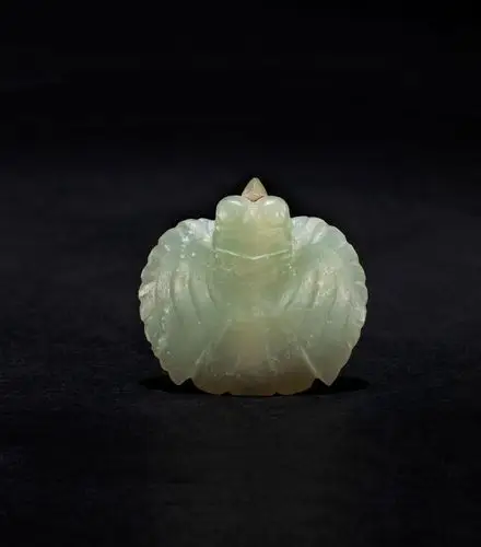 (图23:石家河文化玉鹰,通宽2.5cm, 高2.4cm.,厚1cm.