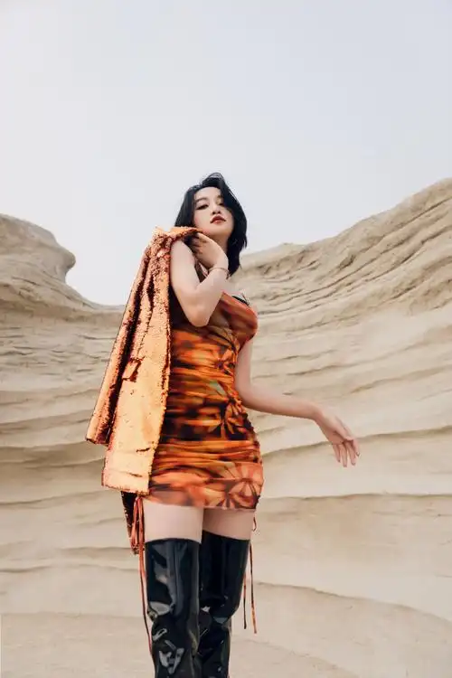 蓝盈莹沙漠狂花大片##蓝盈莹身材比例