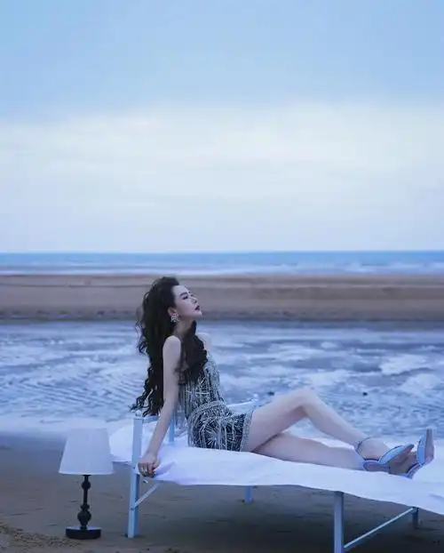 人气演员戚薇李承铉今日海边氛围感大片出炉啦太般配啦