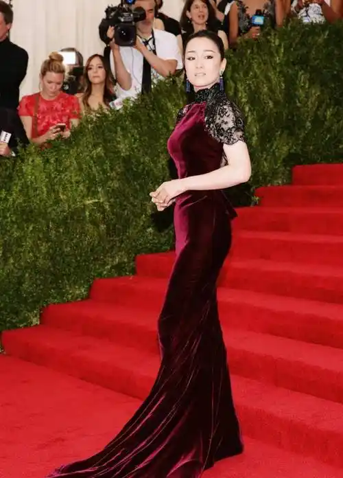 巩俐全黑色装扮出席活动,长裙配"漆面"上衣,美貌依旧绝代风华_女性