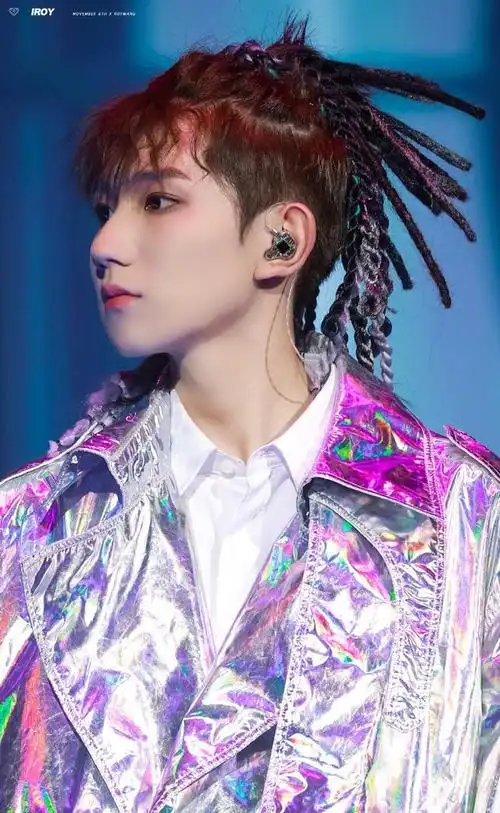 来感受一下王源迷人的天鹅颈!