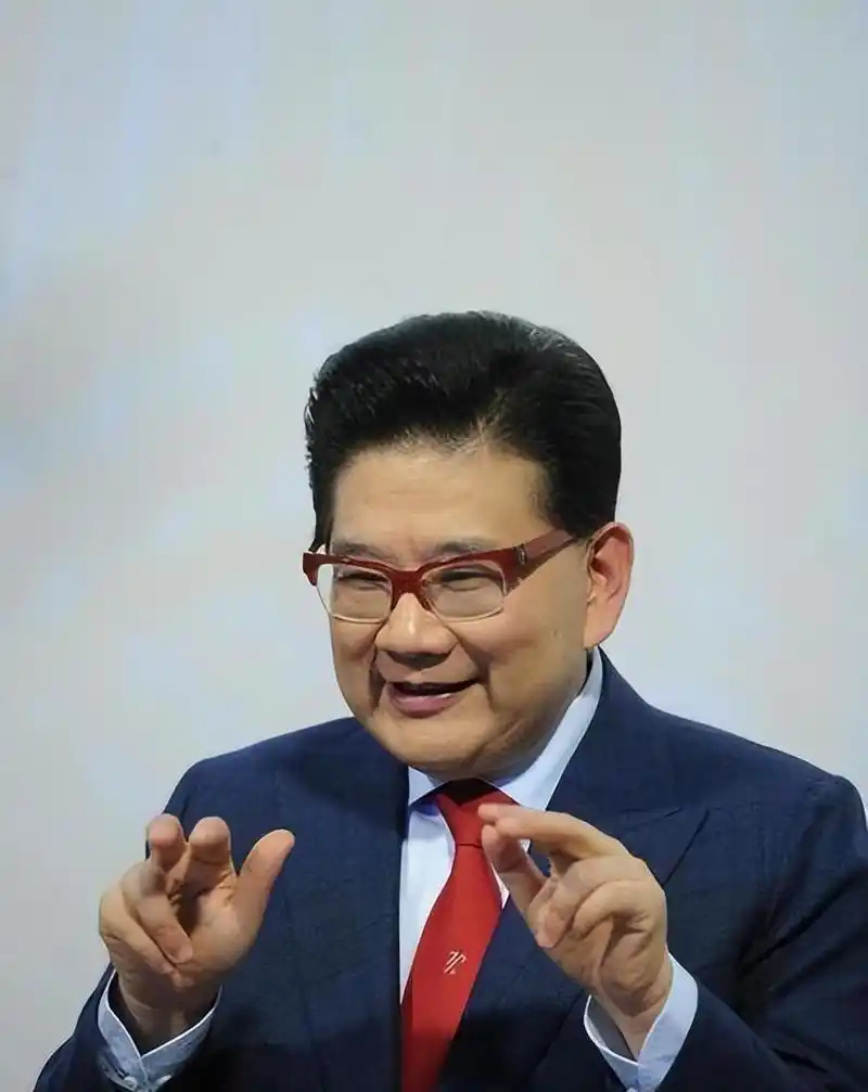 曹可凡:从"上海第一主持人"到"过街老鼠" 曹可凡曾是娱乐圈备受瞩目的