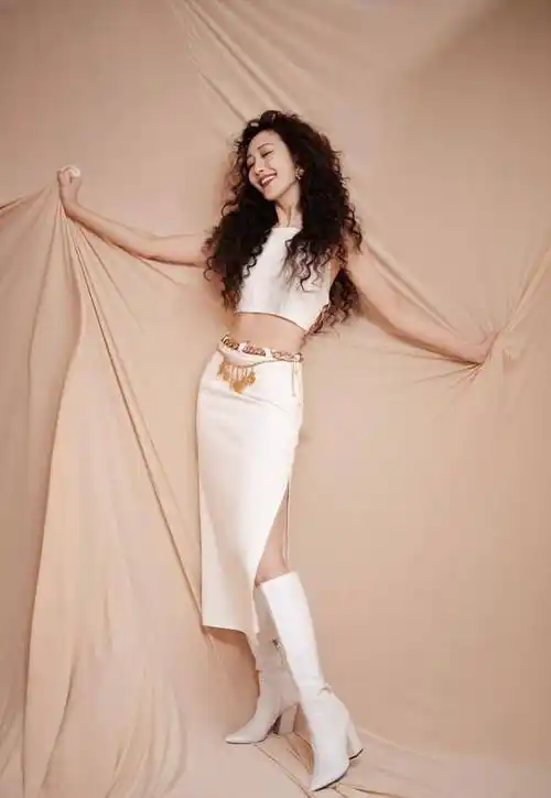 原创王鸥不是骨感身材但是穿露脐装看着还挺美烫羊毛卷摩登复古