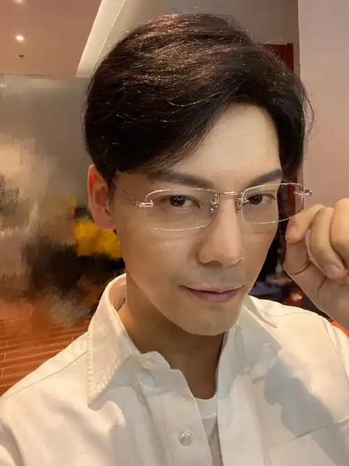 陈伟霆自拍文案永远是自拍##陈伟霆自拍文案