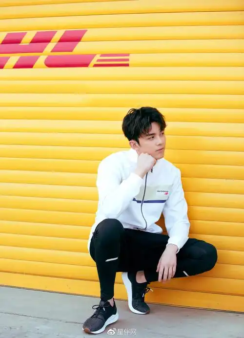 吴磊第一次出席剪彩活动心情好成年后想演青春校园剧