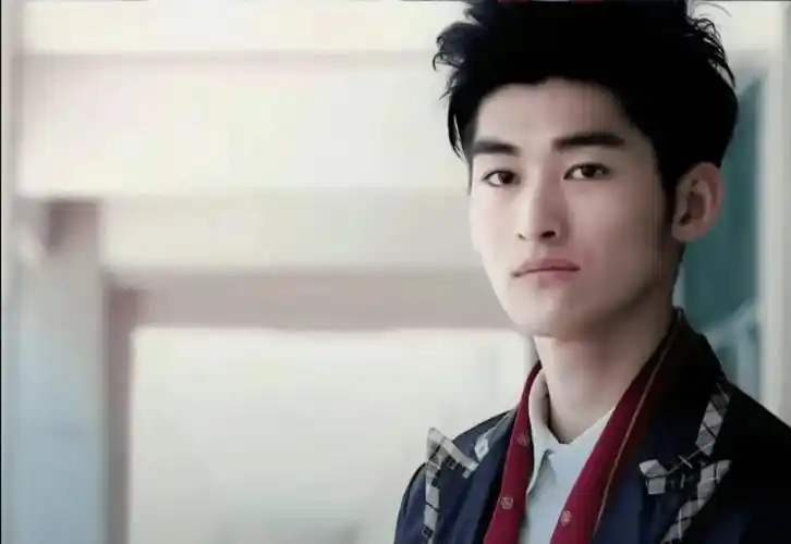 时期,哪怕顶着一头非主流的发型,那时的观众还是会被张翰的眼神给打动