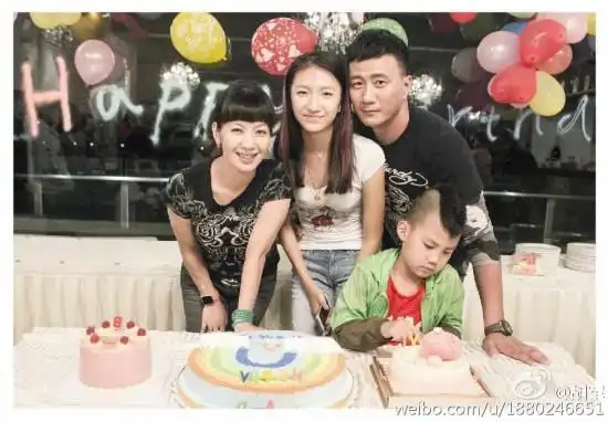 胡军为女儿庆生狂晒合影 九儿长发披肩女神范十足【3】