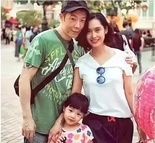 黄贯中表白朱茵,朱茵同意,但她提出:"只谈恋爱,不同房!