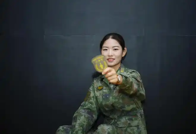 退伍女兵的军装写真,帅!|毕业照_网易订阅
