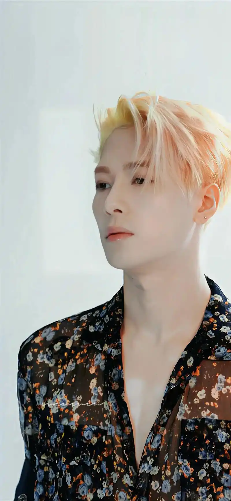 王嘉尔趴我心巴上了  嘉哥最新照片#宝藏男孩 #一定要看到 - 抖音