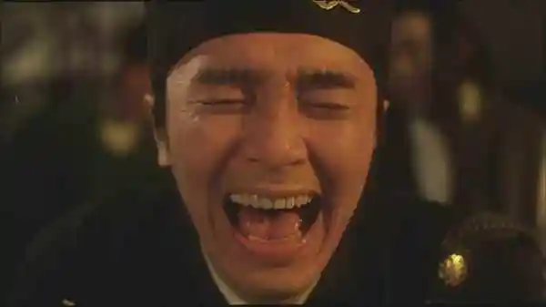 这时我们注意到无奈的周星驰随着大家一起狂笑,可他的眼角却流下了一