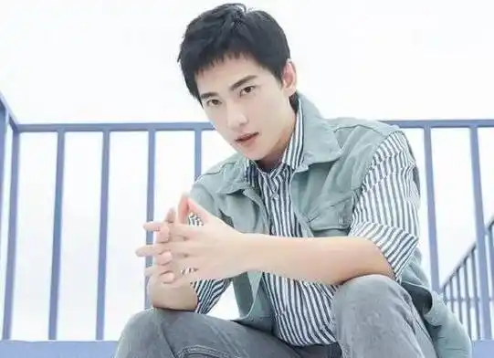 粉丝嫌弃杨洋造型师画的眉毛丑,他是怎么回应的?_明星_脱粉_专业