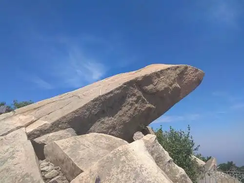 这次来泰山才知道为啥叫拱北石,因为它指向正北.