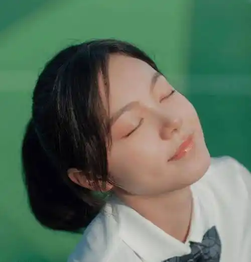 赵今麦制服写真释出,恣意展现夏日清新与少女元气_形象_衬衫_马甲