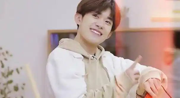 认识易烊千玺,是在大学的时候,因为室友喜欢才知道的他——组合出道.