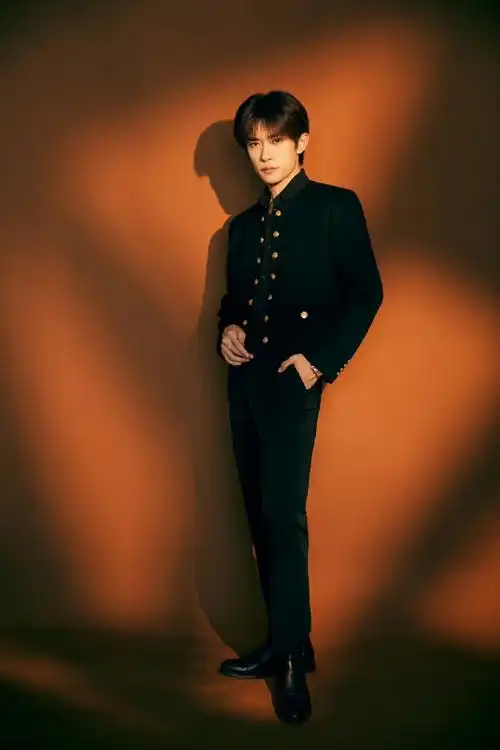 易烊千玺连影子都是帅的