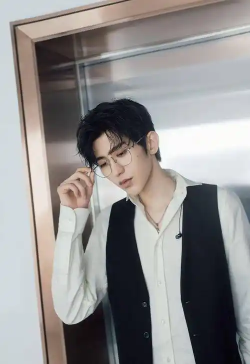 马甲配衬衫,帅气到王炸,男生一学就上瘾_蔡徐坤_风格_感觉