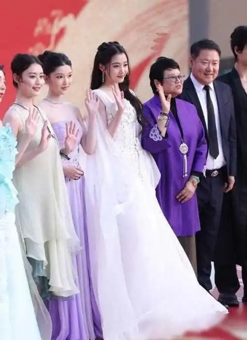 北京这一晚,林志玲惊艳亮相,关晓彤丢c位臭脸,娜然搔首弄姿