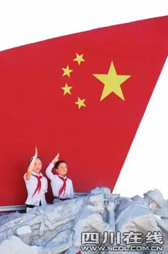 奋进四川 敬礼感恩 四川彩车博得喝彩