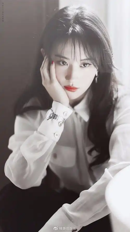 刘亦菲港风写真曝光,空气刘海波浪卷甜美十足,标准的港风美人