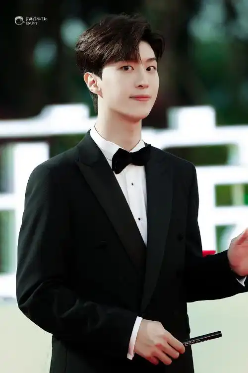 范丞丞金鸡奖闭幕式黑色西装造型