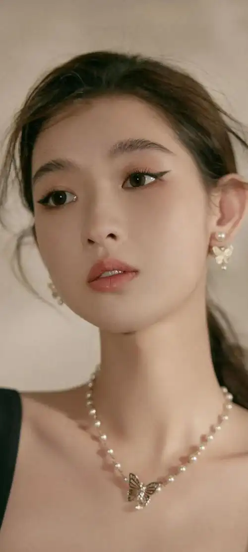 王玉雯,这个名字如今已经成为了时尚与美丽的代名词,她的出现总是能