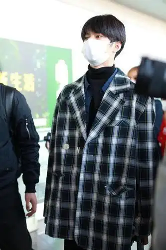 图观天下 15分钟前 我要分享 时代少年团刘耀文现身机场,秋冬穿搭