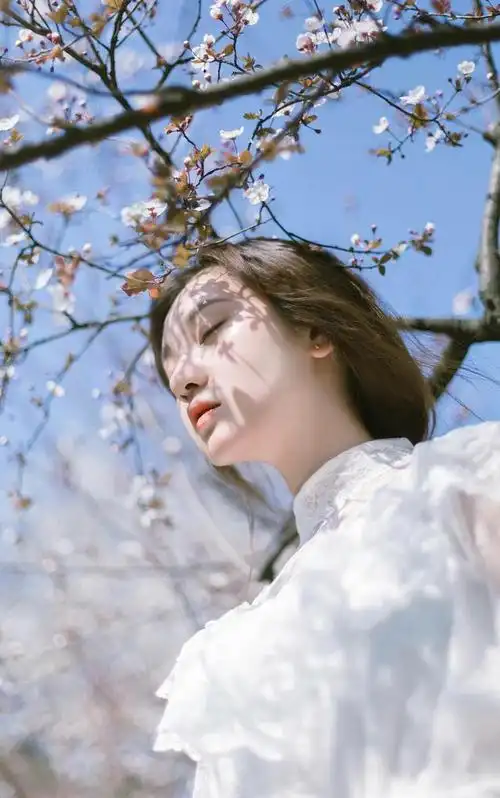 户外单人照美姿攻略,拍出"通透时尚人像照",这样摆姿势准没错