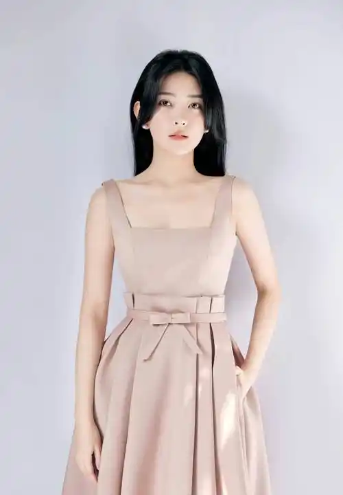 梁洁晒午后春光随拍 穿吊带抹胸裙又纯又欲 氛围感满满_双世_唯美