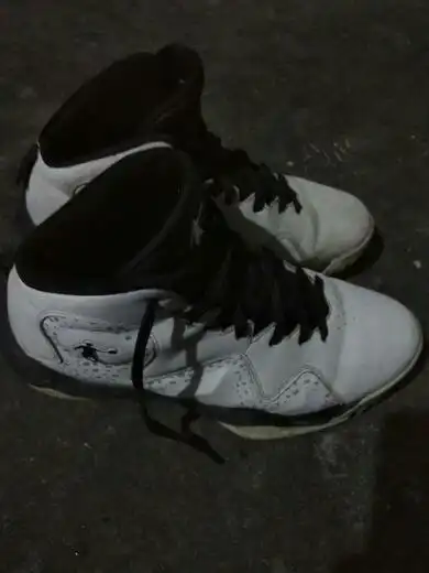 篮球鞋,可是脏了需要如何清洗,还有像这种鞋子如何搭配袜子和裤子好看