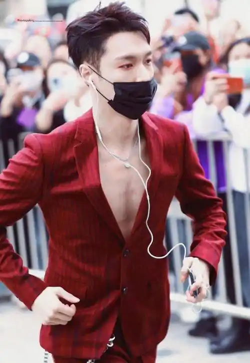 甚至有网友说张艺兴这种精瘦平板白的身材,没有肌肉型男的壮硕身材肌