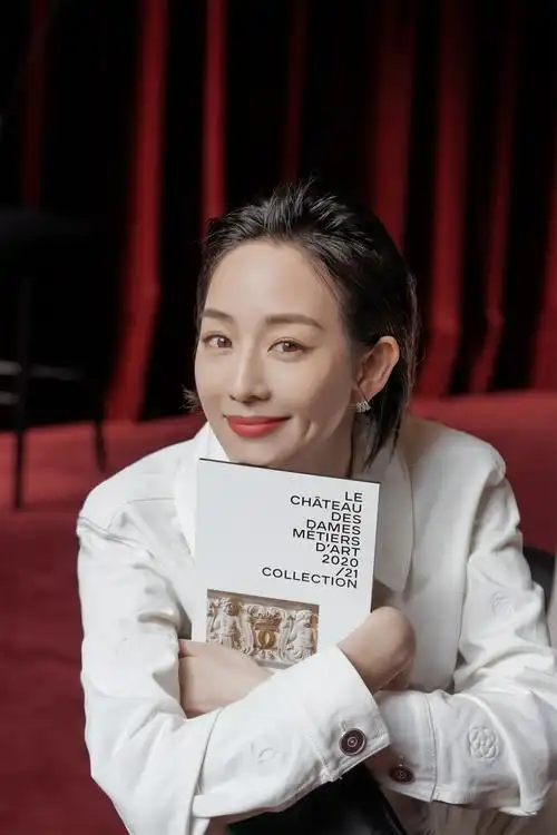 张钧甯出席品牌时尚活动 高级沉稳诠释极简美学