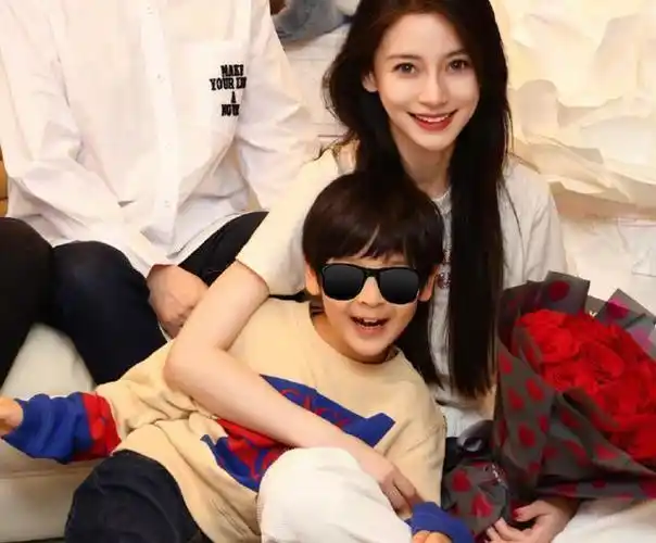 baby晒全家福庆生照!7岁小海绵太像黄晓明,baby背靠超大花束