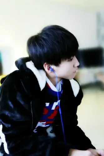 【#王俊凯#】【蓝色耳机.期待你的新歌~~~】官方微博配图,去水印.