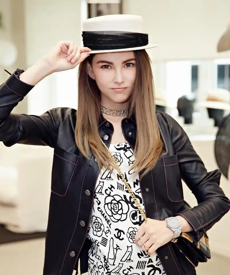 被昆凌惊艳到,身穿黑色连衣裙走红毯优雅大气,周杰伦都迷住了