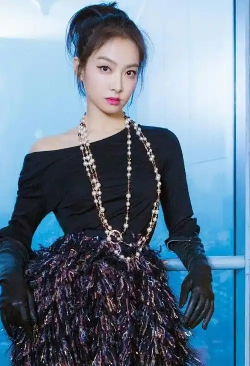 宋茜太有个性了竟用洗碗手套配珍珠项链却意外好看