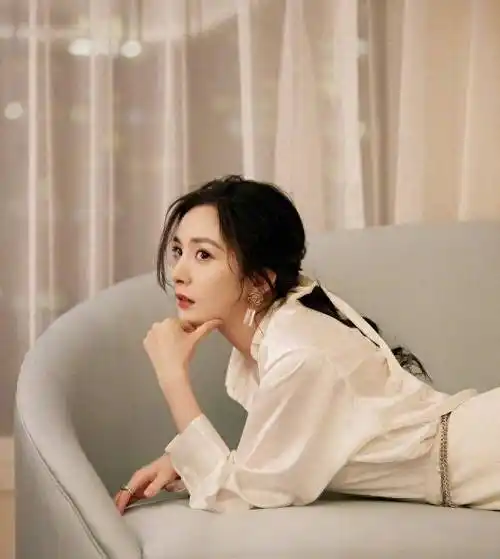 当时杨幂怀孕后身材变化也不大,只有肚子多少有些明显,而且在生完小